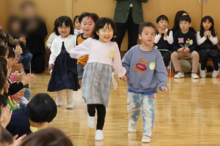 のびのびとスキップを披露。最初は年中組から