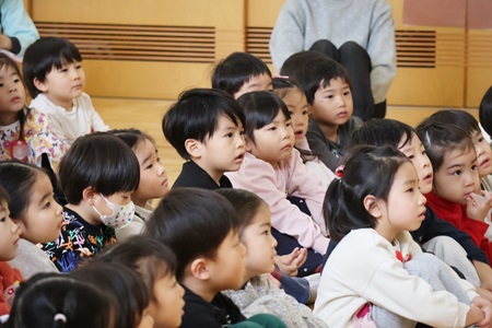 集中してお話を聞く子どもたち 丸谷さんと一緒に、大きな声で助けを呼ぶ練習もしました