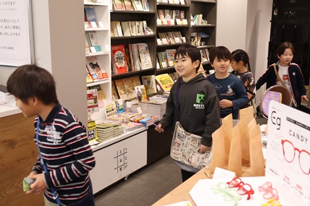 順番にお店の中へ