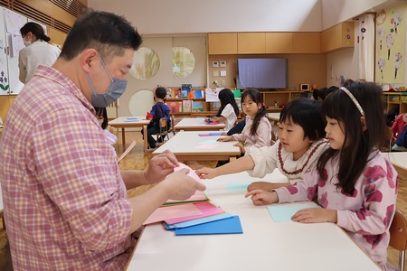 好きな色の画用紙を2枚選びます