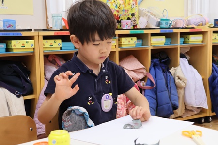 白画用紙に切った色画用紙を貼っていきます