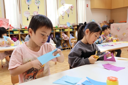 先ほど描いた円に沿って丸くくり抜きます