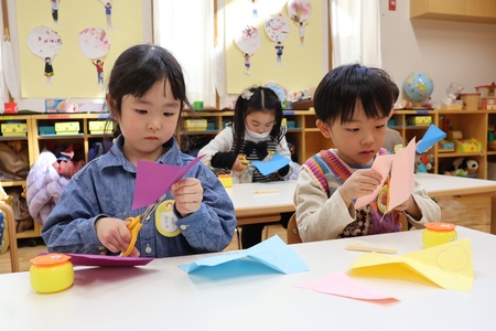 まず折り目に沿って切ります