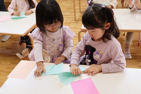 角が重ならないように2回折ります