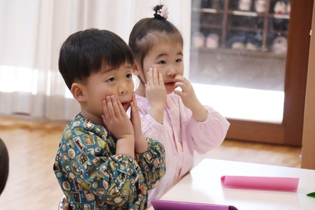 眉、目、鼻、口はどのあたりにあるかな。 自分の顔を触って位置を確認