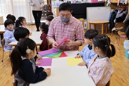 好きな色の画用紙を1枚選びます