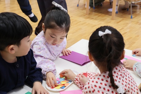 顔のパーツになりそうな形を選びます