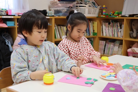 位置を決めたら、のりでしっかり貼り付けます