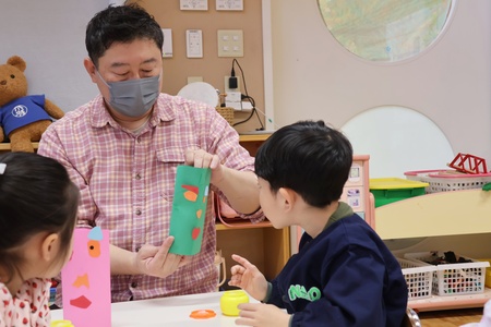 後ろをのりで貼って、立体的にします