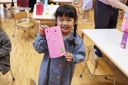 黒丸シールを好きなところに貼ったら、顔が完成！