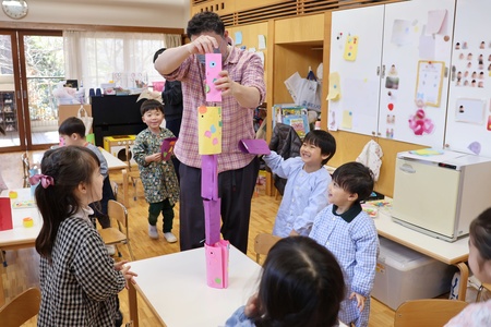 作品を高く積み上げて遊びました