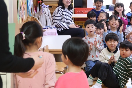 「お別れ会が始まります」 年長組を迎えに行きます