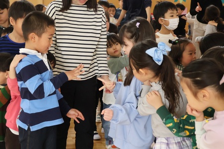 ゲーム「機関車と客車」 先頭の機関車どうしがじゃんけんをして、負けたほうが勝った列の後ろへ