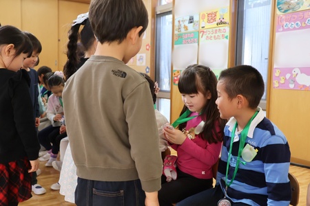 年中組から年長組へキーホルダーをプレゼント。 一つ一つ素敵な絵が描かれていました