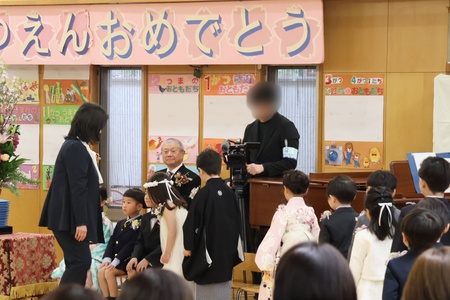 大きな拍手に迎えられ卒園児たちが入場