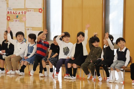 まだ慣れない新しいクラスで呼ばれて「はい！」と返事をする子どもたち