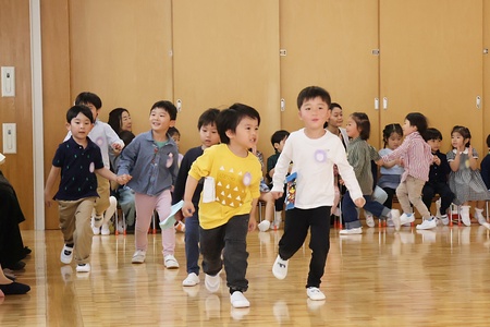 年中組は男女に分かれてみんなでスキップ！