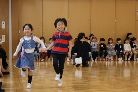 みんなが大好きなスキップ！ 自然と笑顔が溢れます