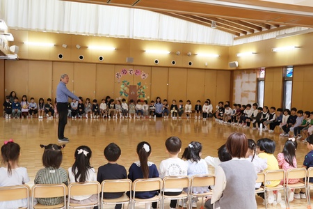 園長先生から子どもたちと保護者の皆さまへ、改めて教師と事務スタッフの紹介がありました