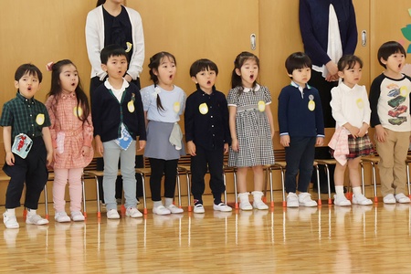 みんなで「きょうからおともだち」を歌いました