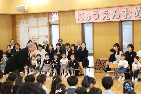 子どもたちを歓迎する石井園長