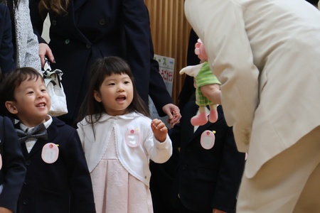 れんげ組のお人形で緊張がほぐれた様子