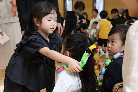 手作りの首飾りをどうぞ