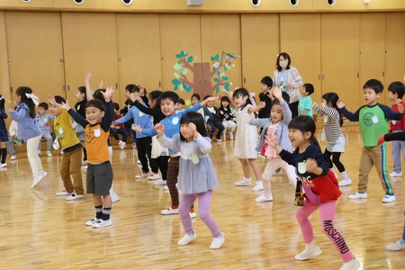年長組のダンス「タイムマシーンにのって」
