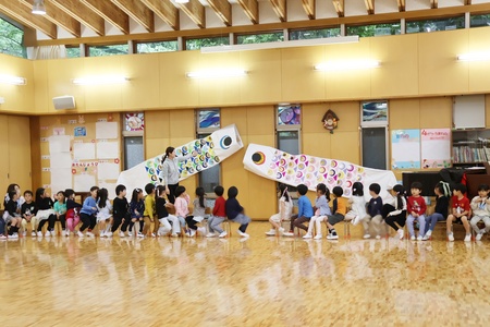 幼稚園のホールに立派なこいのぼりが飾られました