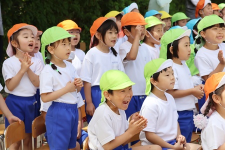 保護者の方による「201玉入れ」。 子どもたちも声援を送りました