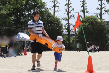年少組親子種目「親子電車 出発進行！」