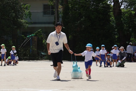 年中組親子種目「ロディとお散歩」