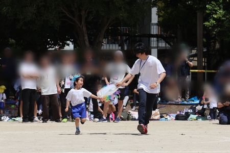 年長組親子種目「虹を渡そう」
