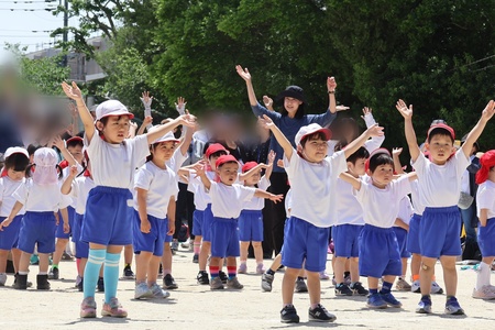 ご家族の皆さんも一緒にみんなで「アブラハムと7人の子」を最後に踊りました