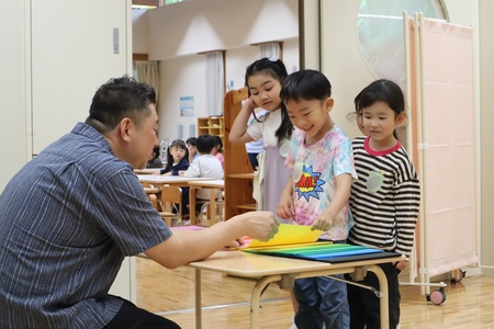 1人2枚色画用紙を選びます