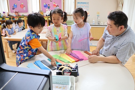 先ずは好きな色画用紙を3枚選びます