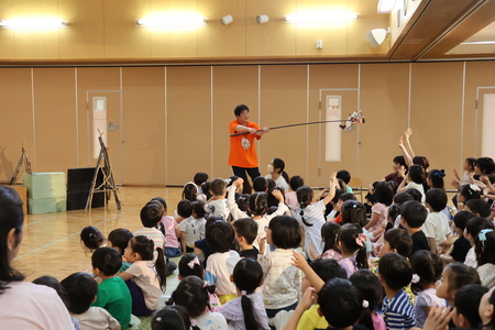 ムササビに乗って空を飛ぶ主人公たちが客席のすぐ近くまで！