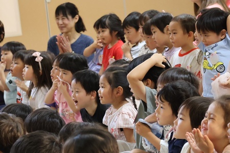 劇に先生が参加すると子どもたちも先生を応援していました