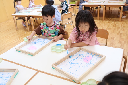 絵の具をつけたビー玉を転がしたら色が付いた！