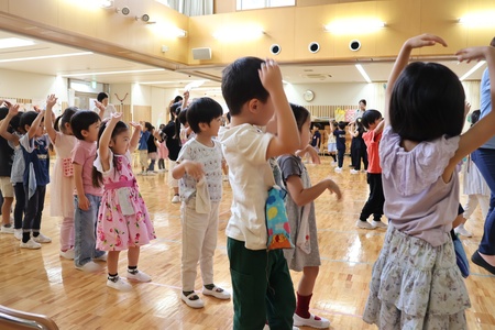 年長組を囲んで全員で盆踊りを楽しみました