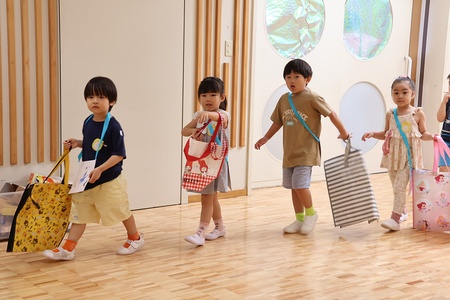 お客さん（年中組）が大きな買い物バッグを持ってお買い物に来てくれました