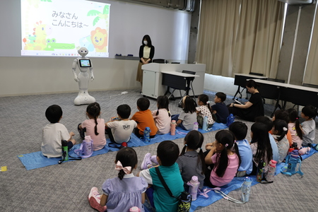 大学の教室でロボットのPepperと森先生が迎えてくれました