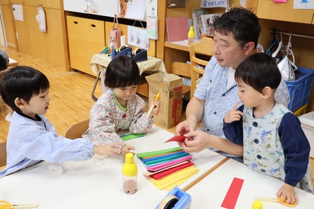 短冊状の色画用紙を3色選びます
