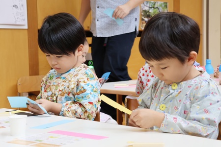 慎重にハサミを使って切り込みを入れます