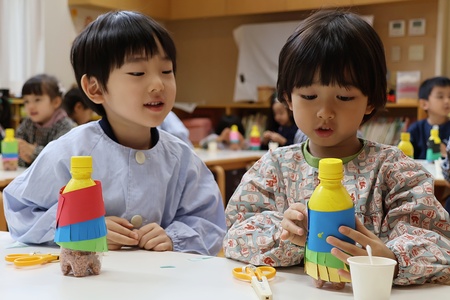 お友達と作品をお互い見せ合う姿も