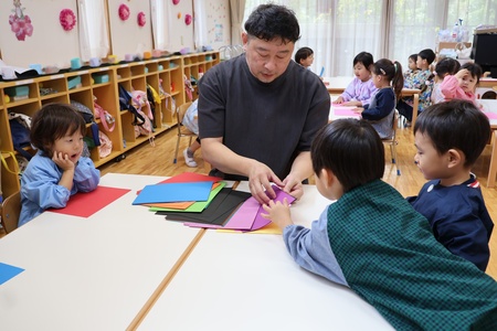 好きな色の色画用紙を1枚選びます