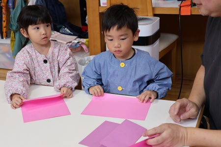 お手本をよく見ながら、丁寧に折っていきます 