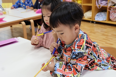 棒の隅々まで丁寧に色を塗っていきます