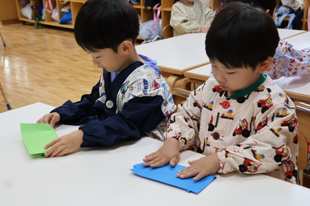 反対側にも折り、Z折りにします