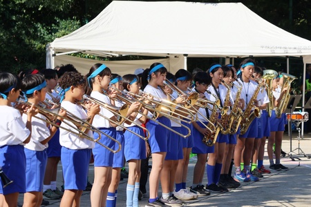 初等学校ブラスバンド部の演奏で開幕